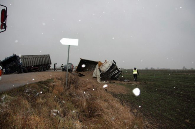 Poważny wypadek w Żbikach gm. Krasne [20.11.2014] - zdjęcie #1 - eOstroleka.pl