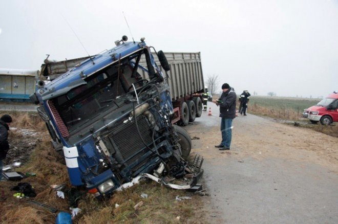 Poważny wypadek w Żbikach gm. Krasne [20.11.2014] - zdjęcie #6 - eOstroleka.pl