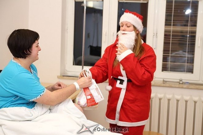 Akcja Święty Mikołaj Kwiatu Kobiecości w ostrołęckim szpitalu [ZDJĘCIA] - zdjęcie #15 - eOstroleka.pl