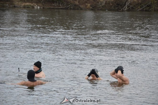 Morsowanie w rzece Narew [21.12.2014] - zdjęcie #10 - eOstroleka.pl