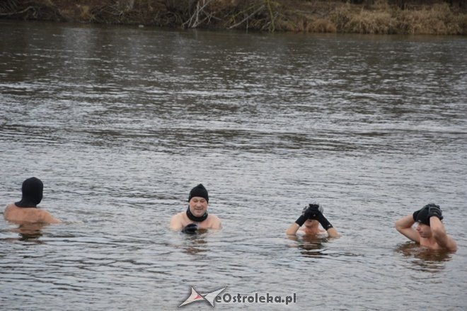 Morsowanie w rzece Narew [21.12.2014] - zdjęcie #11 - eOstroleka.pl