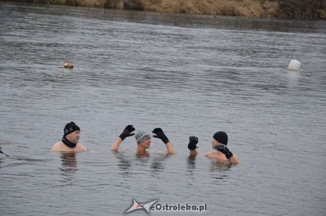 Morsowanie w rzece Narew [21.12.2014] - zdjęcie #12 - eOstroleka.pl
