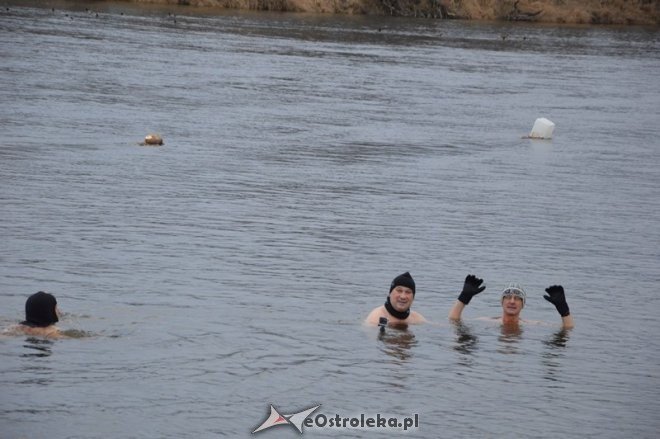 Morsowanie w rzece Narew [21.12.2014] - zdjęcie #16 - eOstroleka.pl