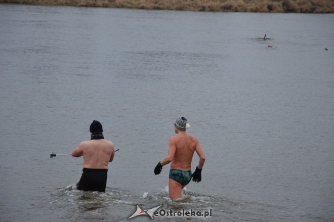 Morsowanie w rzece Narew [21.12.2014] - zdjęcie #32 - eOstroleka.pl