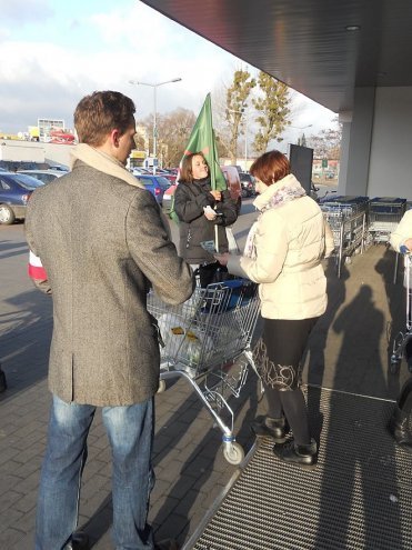 Kupuj Polskie Produkty – przedświąteczna akcja Młodzieży Wszechpolskiej [21.12.2014] - zdjęcie #6 - eOstroleka.pl