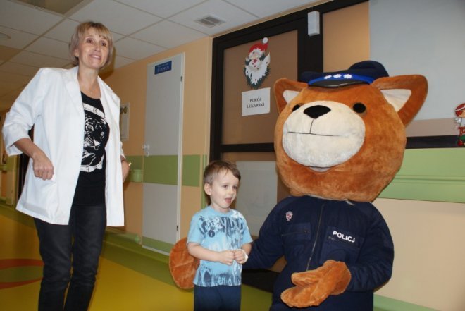 Komisarz Kurpik z wizytą na oddziale dziecięcym ostrołęckiego szpitala [27.12.2014] - zdjęcie #1 - eOstroleka.pl