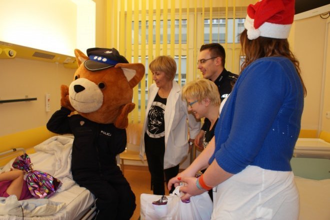 Komisarz Kurpik z wizytą na oddziale dziecięcym ostrołęckiego szpitala [27.12.2014] - zdjęcie #3 - eOstroleka.pl