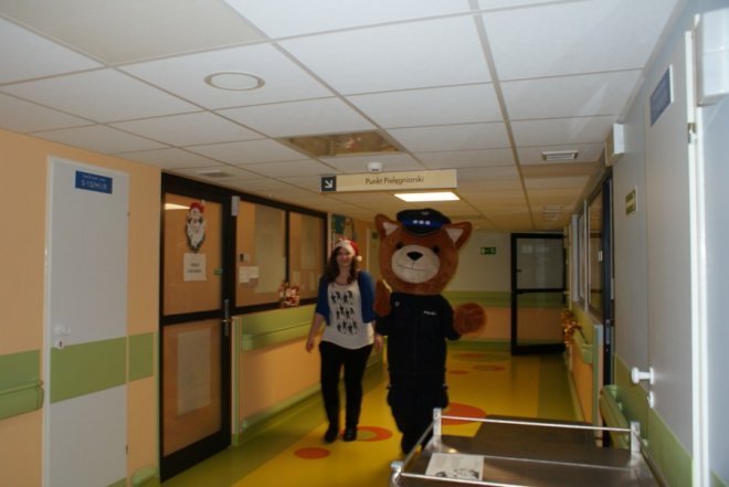 Komisarz Kurpik z wizytą na oddziale dziecięcym ostrołęckiego szpitala [27.12.2014] - zdjęcie #5 - eOstroleka.pl