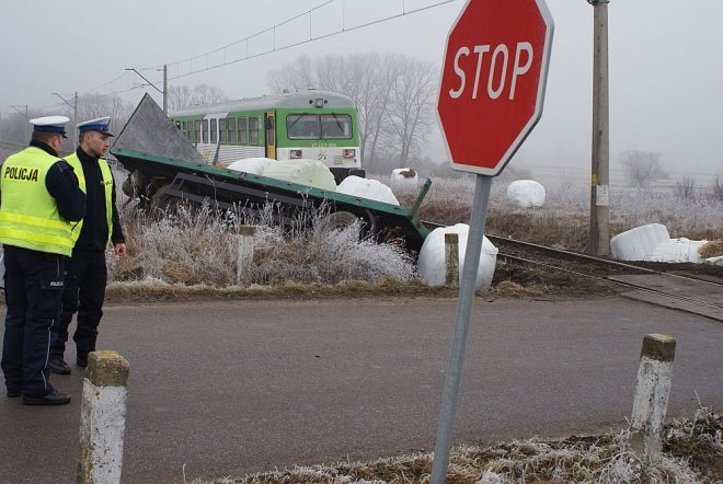 O włos od tragedii: Kierowca ciężarówki wjechał pod rozpędzony pociąg [19.01.2015] - zdjęcie #1 - eOstroleka.pl