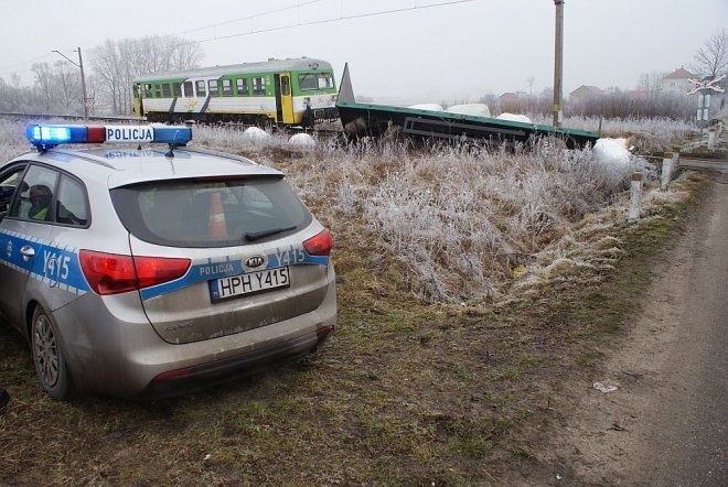 O włos od tragedii: Kierowca ciężarówki wjechał pod rozpędzony pociąg [19.01.2015] - zdjęcie #2 - eOstroleka.pl