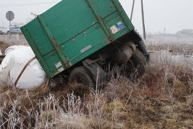 O włos od tragedii: Kierowca ciężarówki wjechał pod rozpędzony pociąg [19.01.2015] - zdjęcie #5 - eOstroleka.pl