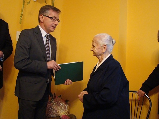 100 urodziny Czesławy Mierzejewskiej [19.01.2015] - zdjęcie #1 - eOstroleka.pl