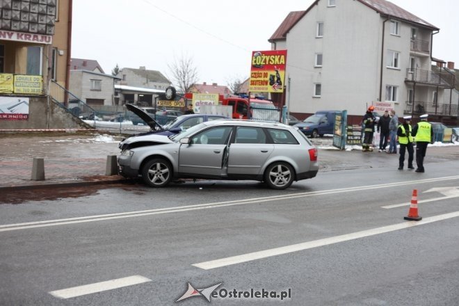 Ostrołęka: Wypadek przy Targowej. Trzy osoby w tym małe dziecko trafiły do szpitala [22.01.2015] - zdjęcie #1 - eOstroleka.pl