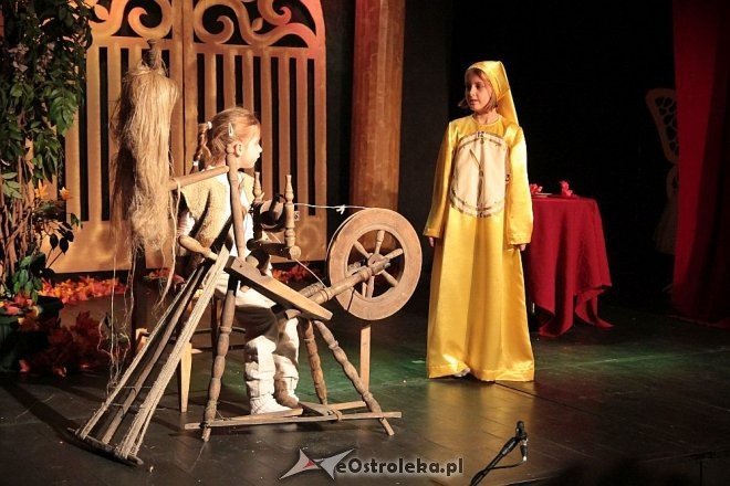 „Bajka z Kołowrotka” w wykonaniu Dziecięcego Teatru Amatorskiego [25.01.2015] - zdjęcie #8 - eOstroleka.pl