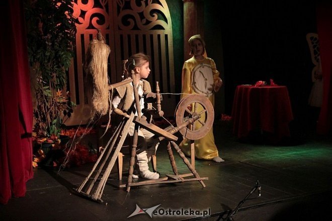 „Bajka z Kołowrotka” w wykonaniu Dziecięcego Teatru Amatorskiego [25.01.2015] - zdjęcie #23 - eOstroleka.pl
