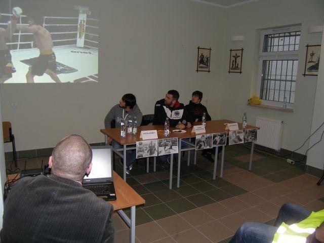 Wizyta zawodników KSW i UFC w Zakładzie Karnym w Przytułach - zdjęcie #4 - eOstroleka.pl