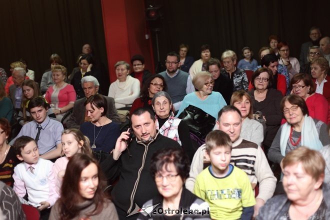 Premiera spektaklu „Przypadki i gafy ze starej szafy” w Klubie Oczko [30.01.2015] - zdjęcie #7 - eOstroleka.pl