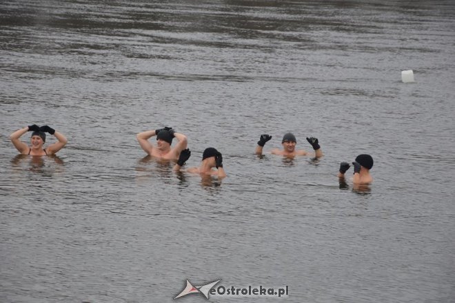 Kąpiel ostrołęckich morsów w Narwi [21.02.2015] - zdjęcie #1 - eOstroleka.pl