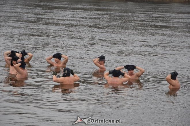 Kąpiel ostrołęckich morsów w Narwi [21.02.2015] - zdjęcie #2 - eOstroleka.pl