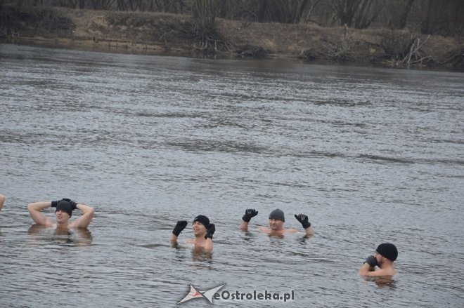 Kąpiel ostrołęckich morsów w Narwi [21.02.2015] - zdjęcie #9 - eOstroleka.pl