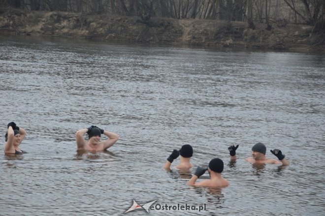 Kąpiel ostrołęckich morsów w Narwi [21.02.2015] - zdjęcie #15 - eOstroleka.pl