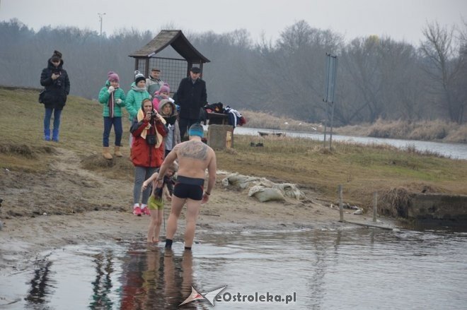 Kąpiel ostrołęckich morsów w Narwi [21.02.2015] - zdjęcie #18 - eOstroleka.pl