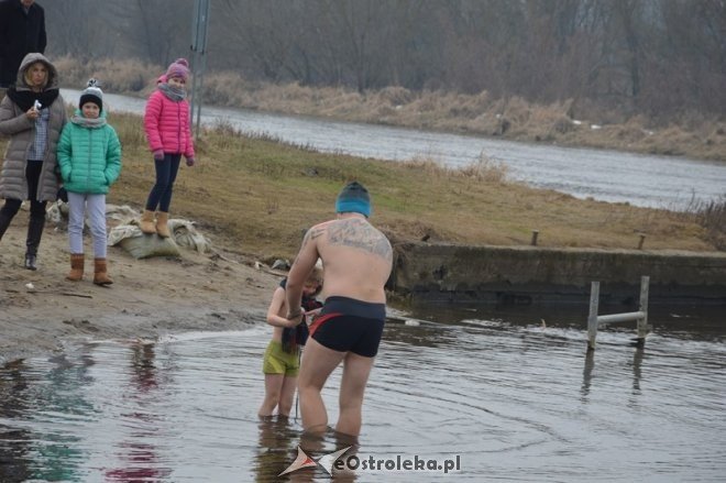 Kąpiel ostrołęckich morsów w Narwi [21.02.2015] - zdjęcie #19 - eOstroleka.pl