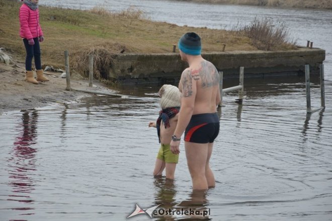 Kąpiel ostrołęckich morsów w Narwi [21.02.2015] - zdjęcie #20 - eOstroleka.pl