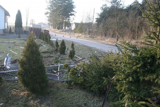 Oplem staranował dwa ogrodzenia, hydrant i betonowe słupy. Próbował uciekać [23.02.2015] - zdjęcie #3 - eOstroleka.pl