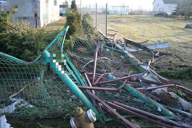 Oplem staranował dwa ogrodzenia, hydrant i betonowe słupy. Próbował uciekać [23.02.2015] - zdjęcie #4 - eOstroleka.pl