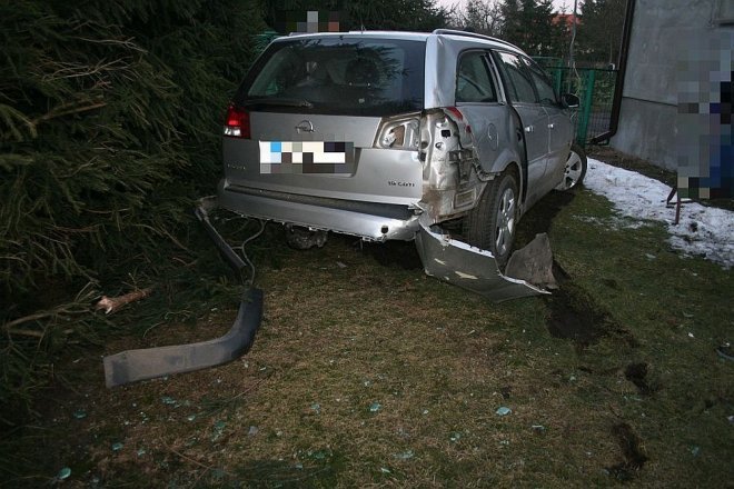 Oplem staranował dwa ogrodzenia, hydrant i betonowe słupy. Próbował uciekać [23.02.2015] - zdjęcie #5 - eOstroleka.pl