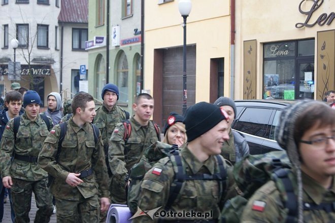 Uczniowie ZSZ nr 1 na trasie Marszu Pamięci rotmistrza Pileckiego [27.02.2015] - zdjęcie #16 - eOstroleka.pl