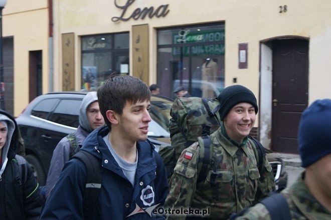 Uczniowie ZSZ nr 1 na trasie Marszu Pamięci rotmistrza Pileckiego [27.02.2015] - zdjęcie #17 - eOstroleka.pl