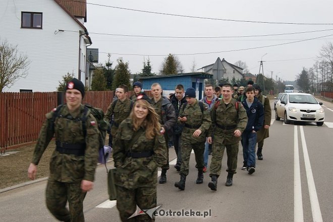 Uczniowie ZSZ nr 1 na trasie Marszu Pamięci rotmistrza Pileckiego [27.02.2015] - zdjęcie #38 - eOstroleka.pl