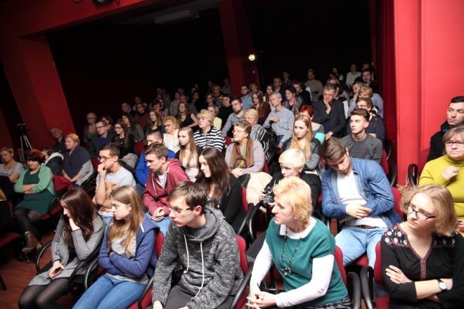 Premiera w Oczku: Spektakl „Dziewiczy wieczór” w wykonaniu aktorów OSA [27.02.2015] - zdjęcie #26 - eOstroleka.pl
