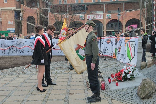 Miejskie obchody Narodowego Dnia Pamięci Żołnierzy Wyklętych [01.03.2015] - zdjęcie #40 - eOstroleka.pl