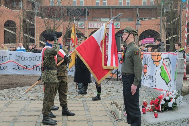 Miejskie obchody Narodowego Dnia Pamięci Żołnierzy Wyklętych [01.03.2015] - zdjęcie #44 - eOstroleka.pl