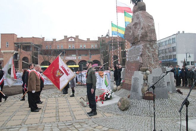 Miejskie obchody Narodowego Dnia Pamięci Żołnierzy Wyklętych [01.03.2015] - zdjęcie #62 - eOstroleka.pl