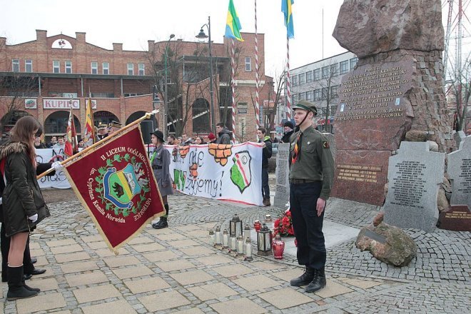 Miejskie obchody Narodowego Dnia Pamięci Żołnierzy Wyklętych [01.03.2015] - zdjęcie #66 - eOstroleka.pl