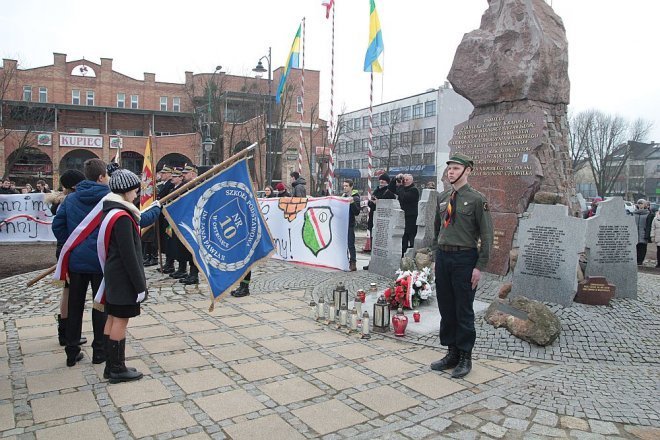 Miejskie obchody Narodowego Dnia Pamięci Żołnierzy Wyklętych [01.03.2015] - zdjęcie #68 - eOstroleka.pl