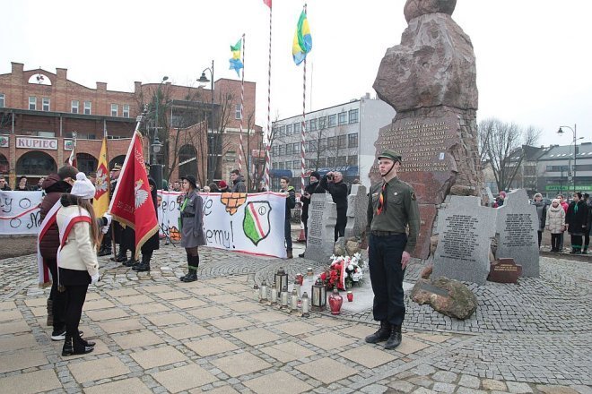 Miejskie obchody Narodowego Dnia Pamięci Żołnierzy Wyklętych [01.03.2015] - zdjęcie #70 - eOstroleka.pl