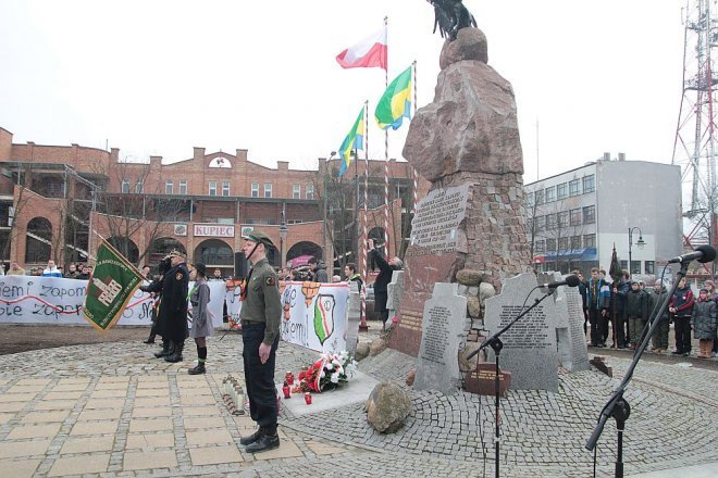 Miejskie obchody Narodowego Dnia Pamięci Żołnierzy Wyklętych [01.03.2015] - zdjęcie #69 - eOstroleka.pl