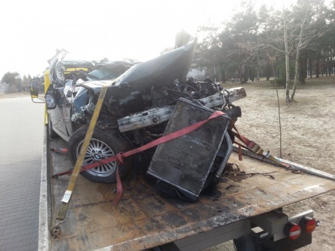 Myszyniec: BMW uderzyło w drzewo. Na liczniku było ponad 210 km/h. Z wraku wypadł silnik [02.03.2015[ - zdjęcie #2 - eOstroleka.pl