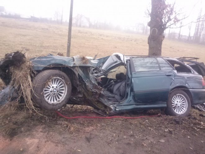 Myszyniec: BMW uderzyło w drzewo. Na liczniku było ponad 210 km/h. Z wraku wypadł silnik [02.03.2015[ - zdjęcie #4 - eOstroleka.pl