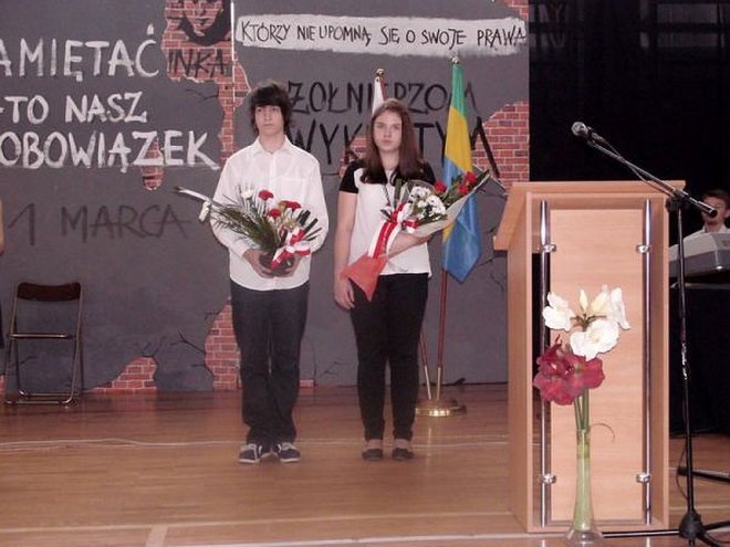 „Pamiętać – to nasz obowiązek” - uroczystości na cześć „Inki” patronki Gimnazjum nr 1 [03.03.2015] - zdjęcie #2 - eOstroleka.pl