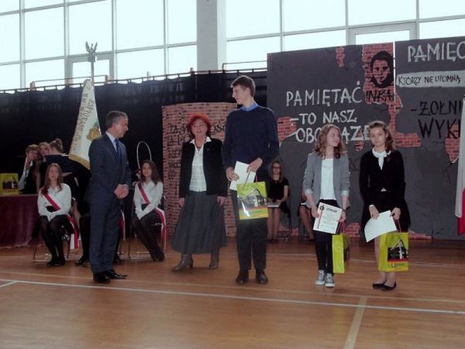 „Pamiętać – to nasz obowiązek” - uroczystości na cześć „Inki” patronki Gimnazjum nr 1 [03.03.2015] - zdjęcie #14 - eOstroleka.pl