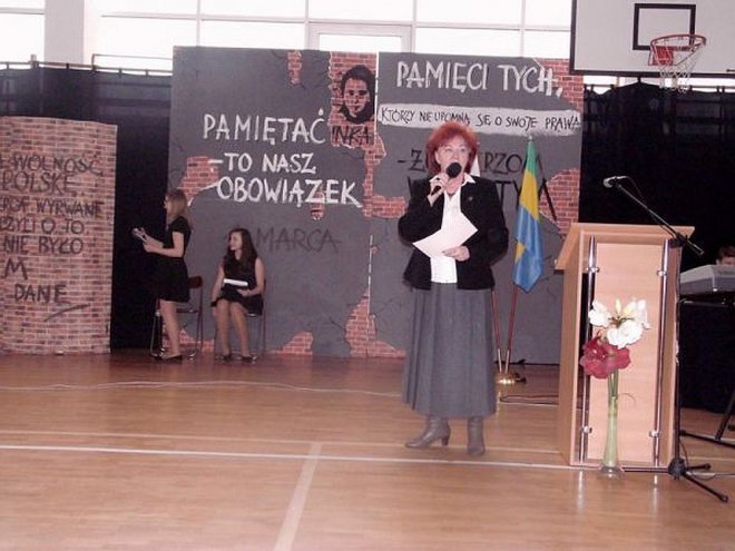 „Pamiętać – to nasz obowiązek” - uroczystości na cześć „Inki” patronki Gimnazjum nr 1 [03.03.2015] - zdjęcie #40 - eOstroleka.pl