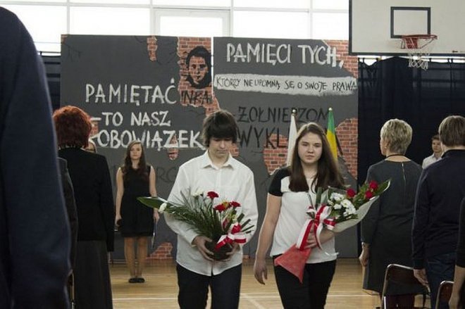 „Pamiętać – to nasz obowiązek” - uroczystości na cześć „Inki” patronki Gimnazjum nr 1 [03.03.2015] - zdjęcie #46 - eOstroleka.pl