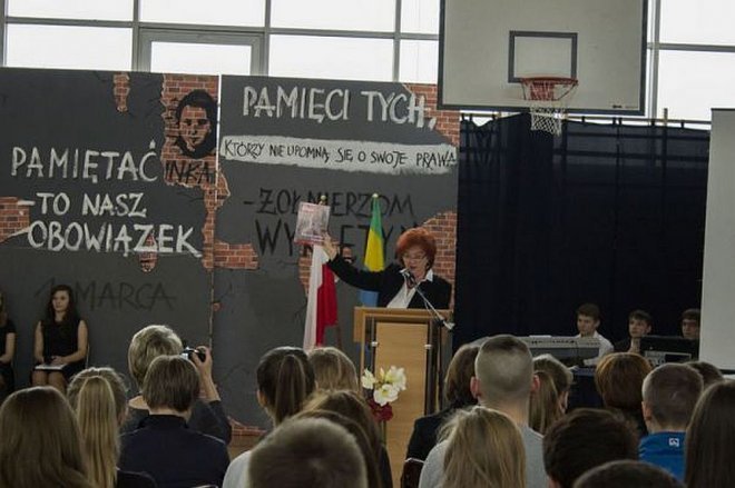 „Pamiętać – to nasz obowiązek” - uroczystości na cześć „Inki” patronki Gimnazjum nr 1 [03.03.2015] - zdjęcie #49 - eOstroleka.pl
