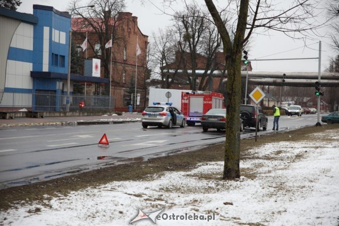 Ostrołęka: Wypadek na I AWP. Jedna osoba trafiła do szpitala [ZDJĘCIA] - zdjęcie #2 - eOstroleka.pl